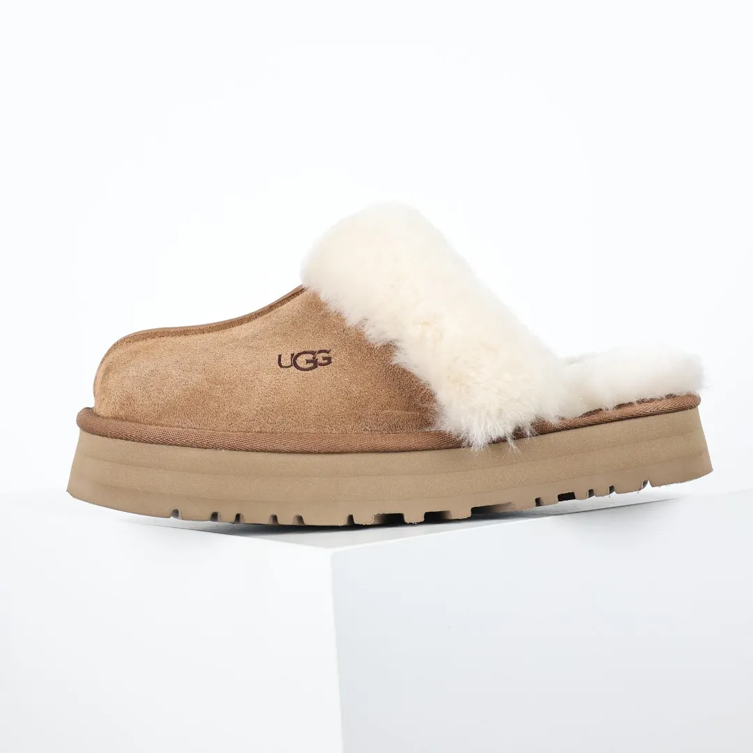 Pick up locally 💰520, the core recommendation is good price UGG Coquette three-layer thickened lazy slippers, popular Xiaohongshu style, Henan Longfeng leather production, sheepskin and wool integration, top quality in the market, 2-3 cm cashmere insole, keeping warm in winter, suitable for home use. In the new year, uug launched a style series, which is partially geared towards the preferences of young consumers, and has also been at the forefront of fashion trends. Shoe body material, water-repellent coated suede upper 17mm UGGPURE™ implanted wool insole Lightweight non-slip comfortable rubber outsole With brand LOGO Trademark Comes with full packaging Size: 35 36 37 38 39 40